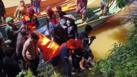 Tim SAR Malinau mengevakuasi jenazah Wilka (20), ibu muda yang melompat ke sungai karena kapalnya tenggelam kemasukan air sebelum melewati giram.