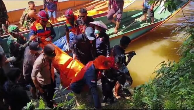
					Tim SAR Malinau mengevakuasi jenazah Wilka (20), ibu muda yang melompat ke sungai karena kapalnya tenggelam kemasukan air sebelum melewati giram.
