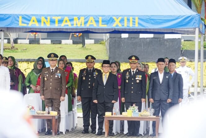 
					Asisten II Pemprov Kaltara Burhanuddin Hadiri HUT Armada RI di Tarakan.