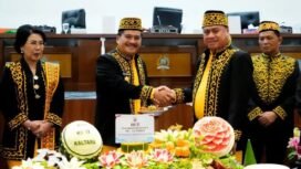 Potong tumpeng sebagai syukuran HUT 12 Tahun Kaltara,
