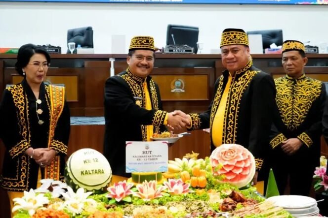 
					Potong tumpeng sebagai syukuran HUT 12 Tahun Kaltara,