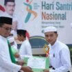 Kepala Biro KESRA Kaltara, H.Rosyit menyerahkan piagam kepada santri saat HUT Hari Santri di Tj Selor,