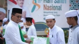 Kepala Biro KESRA Kaltara, H.Rosyit menyerahkan piagam kepada santri saat HUT Hari Santri di Tj Selor,