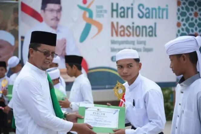 
					Kepala Biro KESRA Kaltara, H.Rosyit menyerahkan piagam kepada santri saat HUT Hari Santri di Tj Selor,