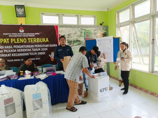 
					Proses penghitungan ulang untuk hasil pencoblosan di TPS Semunad, Tulin Onsoi,