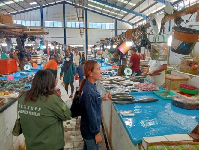 
					Kabid perdagangan Dior Frames, saat melakukan operasi pasar,