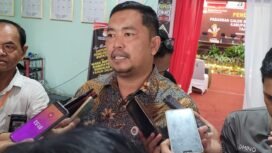 Komisioner KPU Nunukan Divisi Tekhnis Penyelenggaraan, Abdul Rahman, saat melayani wawancara wartawan,