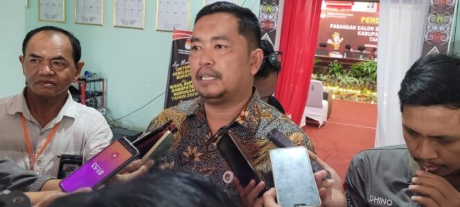 
					Komisioner KPU Nunukan Divisi Tekhnis Penyelenggaraan, Abdul Rahman, saat melayani wawancara wartawan,