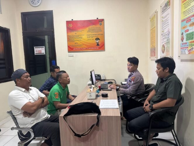 
					Eks Ketua RT 003 Jamaker, Nunukan Barat, AR, bersama LBH Borneo Nunukan saat melaporkan kasusnya ke Mapolres Nunukan, 9 Desember 2024,