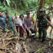 Polisi dan TNI di Pulau Sebatik, mengamankan amunisi jenis mortir yang ditemukan seorang pemburu, Fransiscus Hati Erap di kawasan Hutan Lindung Pulau Sebatik,