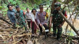 Polisi dan TNI di Pulau Sebatik, mengamankan amunisi jenis mortir yang ditemukan seorang pemburu, Fransiscus Hati Erap di kawasan Hutan Lindung Pulau Sebatik,