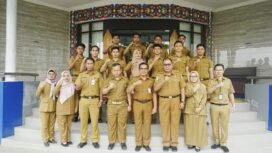 Sekprov Kaltara, Suriansyah berfoto bersama saat penyambutan 18 ASN lulusan IPDN angkatan XXX,