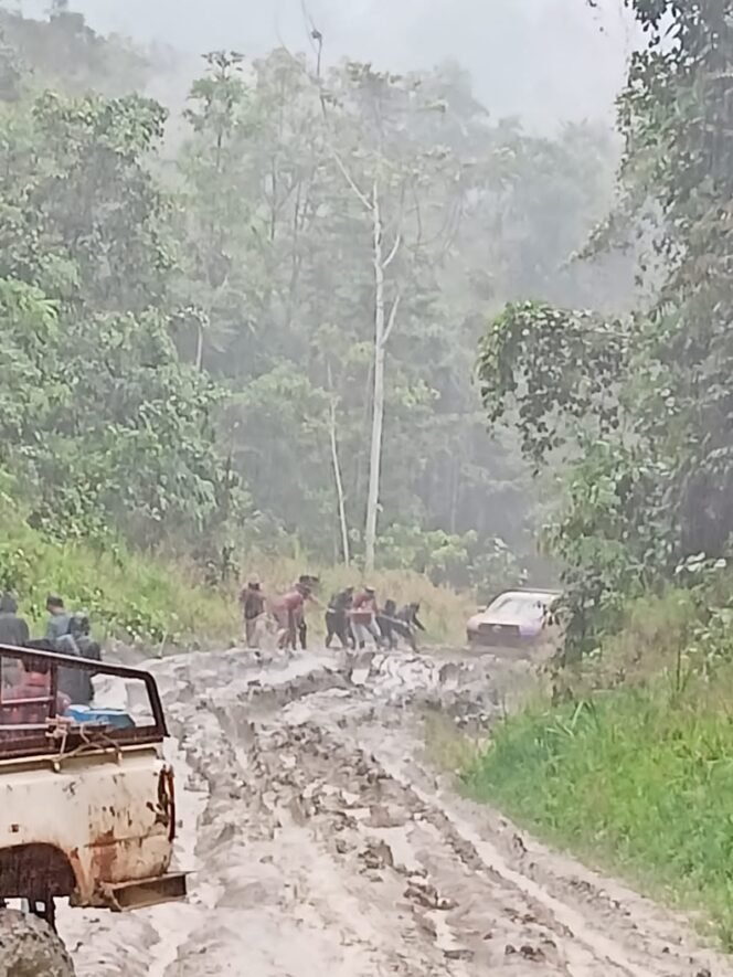 
					Gambaran akses di Krayan. Jalanan utama masih menjadi masalah utama sampai hari ini.