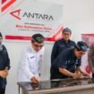Sekretaris Provinsi Kaltara Dr. H. Suriansyah, M.AP, meresmikan Gedung Kantor Antara Biro Kaltara, di halaman gedung kantor Antara, Rabu (11/12/2024).