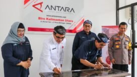 Sekretaris Provinsi Kaltara Dr. H. Suriansyah, M.AP, meresmikan Gedung Kantor Antara Biro Kaltara, di halaman gedung kantor Antara, Rabu (11/12/2024).