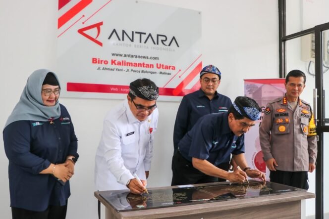 
					Sekretaris Provinsi Kaltara Dr. H. Suriansyah, M.AP, meresmikan Gedung Kantor Antara Biro Kaltara, di halaman gedung kantor Antara, Rabu (11/12/2024).