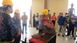 Kapolda Kaltara, Irjen Pol Hary Sudwijanto memimpin pemusnahan 29 Senpi rakitan jenis penabur sebagai simbol dukungan masyarakat adat terhadap stabilitas keamanan di Kaltara, Jumat (27/12/2024).