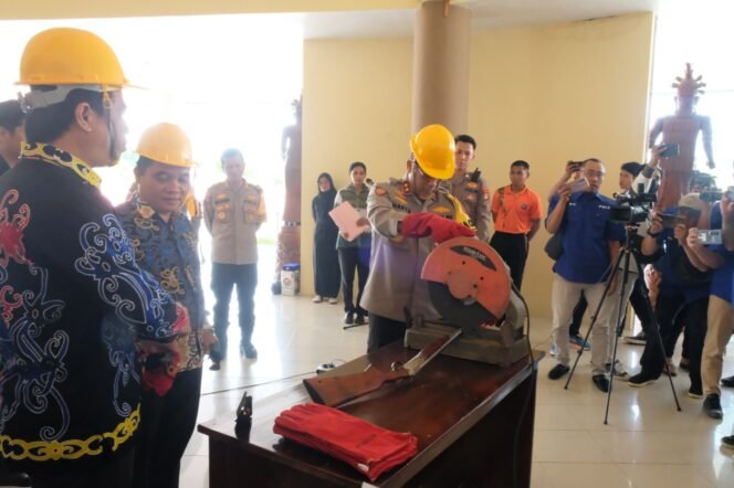 
					Kapolda Kaltara, Irjen Pol Hary Sudwijanto memimpin pemusnahan 29 Senpi rakitan jenis penabur sebagai simbol dukungan masyarakat adat terhadap stabilitas keamanan di Kaltara, Jumat (27/12/2024).