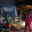 Petugas pemadam kebakaran Tarakan saat memadamkan api yang membakar kios Sembako di Jalan Aki Balak, Tarakan Utara. Peristiwa yang terjadi, Jumat (6/12/2024) dini hari ini, menewaskan 3 orang.