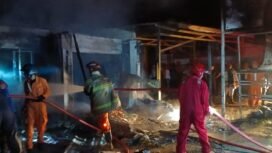 Petugas pemadam kebakaran Tarakan saat memadamkan api yang membakar kios Sembako di Jalan Aki Balak, Tarakan Utara. Peristiwa yang terjadi, Jumat (6/12/2024) dini hari ini, menewaskan 3 orang.