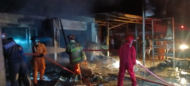 
					Petugas pemadam kebakaran Tarakan saat memadamkan api yang membakar kios Sembako di Jalan Aki Balak, Tarakan Utara. Peristiwa yang terjadi, Jumat (6/12/2024) dini hari ini, menewaskan 3 orang.