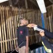 Polisi melakukan olah TKP kasus Jumadi (46) warga Pulau Sebatik yang ditemukan tewas gantung diri,