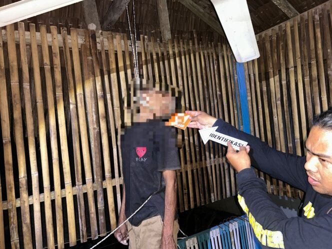 
					Polisi melakukan olah TKP kasus Jumadi (46) warga Pulau Sebatik yang ditemukan tewas gantung diri,