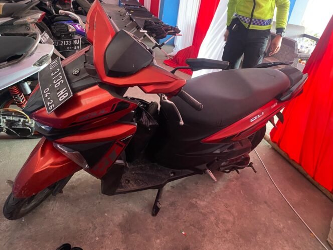 
					Satlantas Polres Nunukan, mengamankan sepeda motor Yamaha Soul GT warna merah, dengan Nomor Polisi, KU 3136 NO, yang menewaskan gadis 12 tahun di Jalan TVRI, Minggu (22/12/2024).