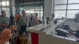Antrean penumpang menuju Tawau di pos TPI Tunon Taka Nunukan,