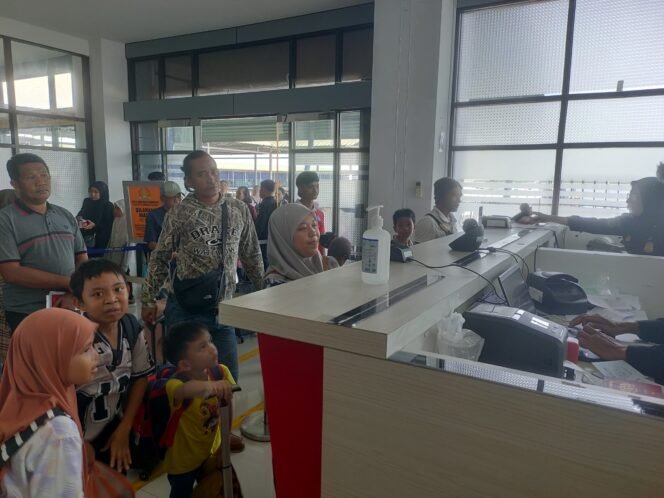 
					Antrean penumpang menuju Tawau di pos TPI Tunon Taka Nunukan,
