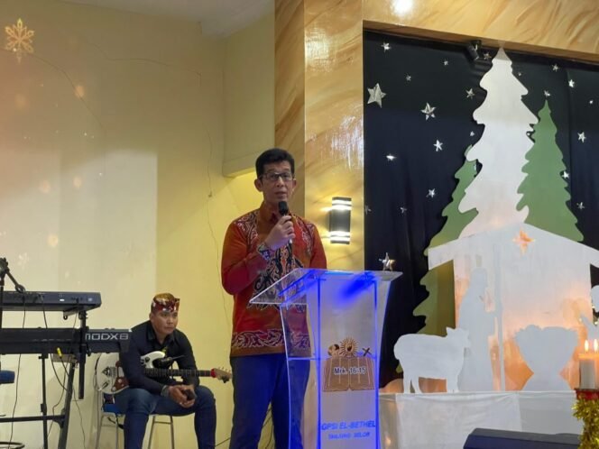 
					Kepala Dinas Sosial (Dinsos) Kaltara, Obed Daniel, S.Sos., menghadiri Perayaan Natal bersama Jemaat Gereja Pentakosta Serikat Indonesia (GPSI) EL-Bethel pada Jumat, (13/12/2024).