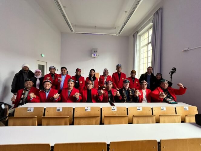 
					Gubernur Kaltara, Zainal Arifin Paliwang, memaparkan strategi pembangunan Kaltara, di hadapan sejumlah intelektual Jerman, antara lain, Prof. Christopher dan Dr. Timo dari South East Institute, University of Bonn.