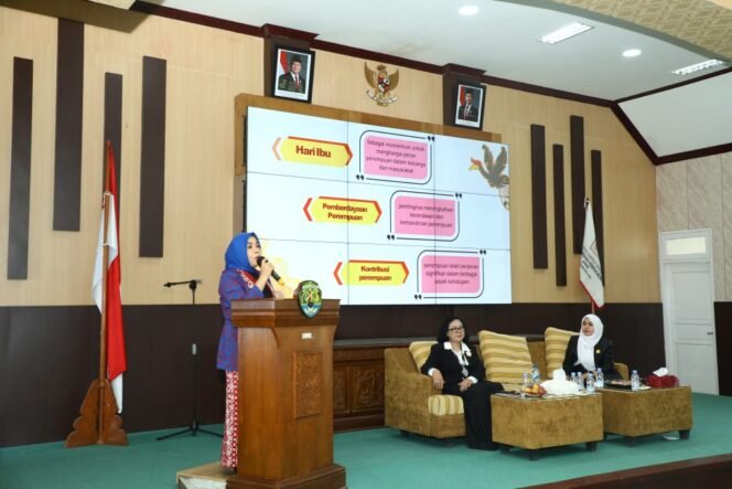 
					Ketua Tim Penggerak Pemberdayaan Kesejahteraan Keluarga (TP-PKK) Kalimantan Utara (Kaltara), Hj. Rahmawati Zainal, SH, menghadiri Seminar Nasional, di Ruang Aula Badan Pengembangan Sumber Daya Manusia (BPSDM) Kabupaten Bulungan, Rabu (18/12/2024).