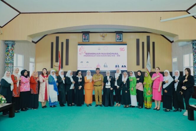 
					Staf Ahli Bidang Hukum dan Kesatuan Bangsa Setda Kaltara, Robby Yuridi Hatman, S.Sos., M.T., membuka Seminar Nasional mengusung tema ‘Perempuan Cerdas, Berdaya Menuju Indonesia Maju’, di Aula Kantor BPSDM Kabupaten Bulungan, Selasa (17/12/2024).