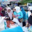 Tim Penggerak Pemberdayaan Kesejahteraan Keluarga (TP-PKK) Kaltara dan DKPP Kabupaten Nunukan, melaksanakan Gerakan Pangan Murah (GPM) serentak pada 2 lokasi, yaitu alun-alun Nunukan dan Kelurahan Mamolo Nunukan Selatan, Minggu (15/12/2024).