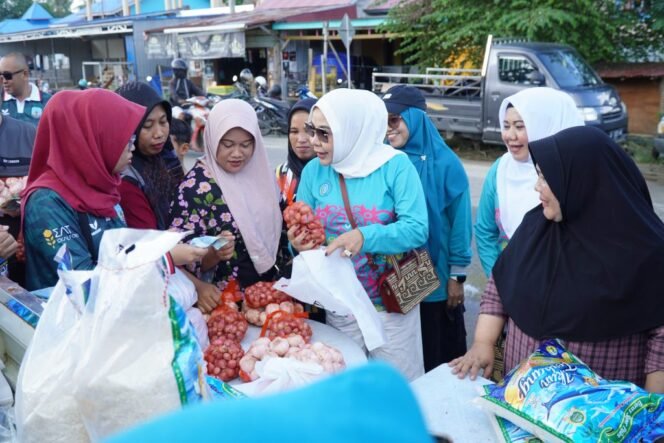 
					Tim Penggerak Pemberdayaan Kesejahteraan Keluarga (TP-PKK) Kaltara dan DKPP Kabupaten Nunukan, melaksanakan Gerakan Pangan Murah (GPM) serentak pada 2 lokasi, yaitu alun-alun Nunukan dan Kelurahan Mamolo Nunukan Selatan, Minggu (15/12/2024).