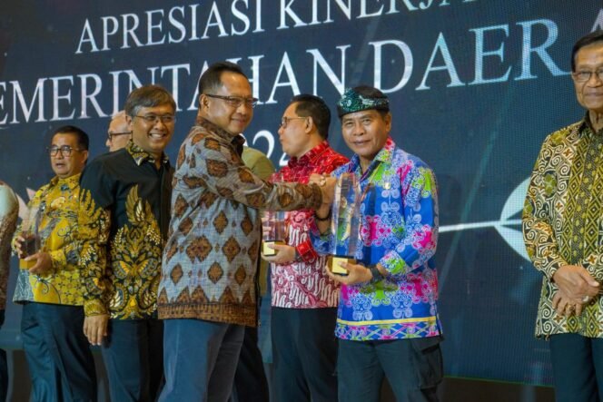 
					Gubernur Kaltara Dr. H. Zainal A. Paliwang, S.H., M.Hum., kembali meraih penghargaan Apresiasi Kinerja Pemerintahan Daerah (AKPD) Tahun 2024, kategori Kinerja Total tingkat Provinsi Fiskal Rendah.