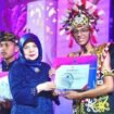 Pustakawan Kaltara, Vickyko Romana, menerima penghargaan Perpusnas RI, atas dedikasinya meningkatkan literasi,