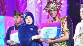 Pustakawan Kaltara, Vickyko Romana, menerima penghargaan Perpusnas RI, atas dedikasinya meningkatkan literasi,