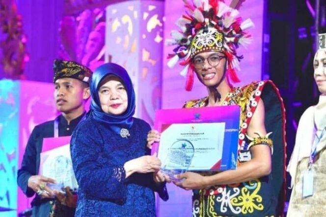 
					Pustakawan Kaltara, Vickyko Romana, menerima penghargaan Perpusnas RI, atas dedikasinya meningkatkan literasi,