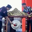 Sekprov Kaltara, Suriansyah, menabuh gong pertanda dimulainya pertunjukan GSMS 2024 Kaltara,