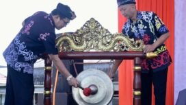 Sekprov Kaltara, Suriansyah, menabuh gong pertanda dimulainya pertunjukan GSMS 2024 Kaltara,