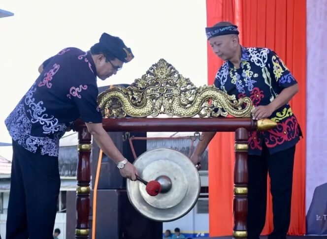 
					Sekprov Kaltara, Suriansyah, menabuh gong pertanda dimulainya pertunjukan GSMS 2024 Kaltara,