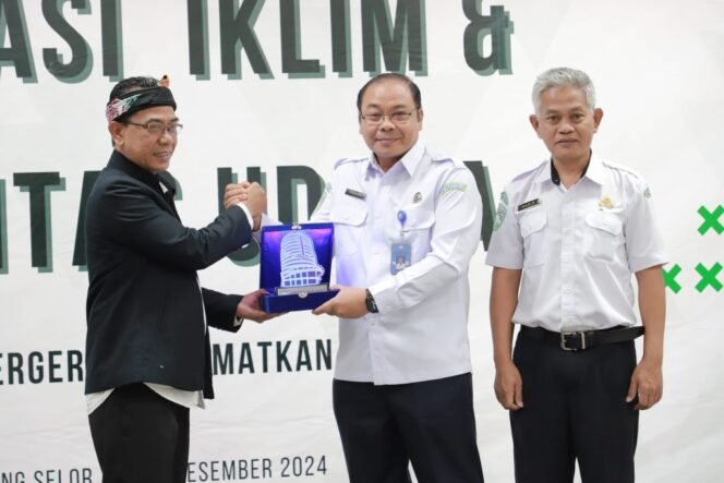 
					Staf Ahli Bidang Hukum dan Kesatuan Bangsa Setda Kaltara, Robby Yuridi Hatman, S.Sos., M.T., membuka acara Literasi Iklim Provinsi Kalimantan Utara Tahun 2024,