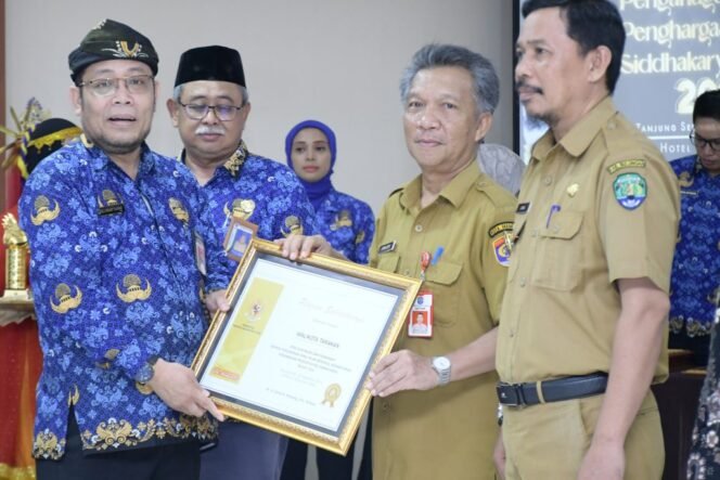 
					Penganugerahan piagam Shiddakarya oleh Pemprov Kaltara, di Hotel Pangeran Khar, Tj.Selor,