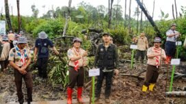 Pengakap Malaysia Cawangan Sabah, bersama Gerakan Pramuka Kwartir Daerah (Kwarda) Kalimantan Utara, melaksanakan kegiatan penanaman pohon mangrove dan pohon produktif di Desa Argo Mulyo, Kecamatan Tanjung Palas Utara, Bulungan, Sabtu (14/12/2024).
