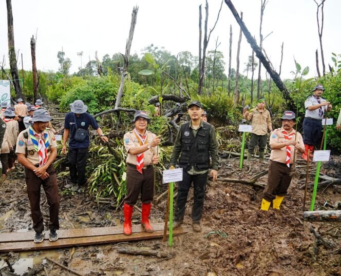 
					Pengakap Malaysia Cawangan Sabah, bersama Gerakan Pramuka Kwartir Daerah (Kwarda) Kalimantan Utara, melaksanakan kegiatan penanaman pohon mangrove dan pohon produktif di Desa Argo Mulyo, Kecamatan Tanjung Palas Utara, Bulungan, Sabtu (14/12/2024).