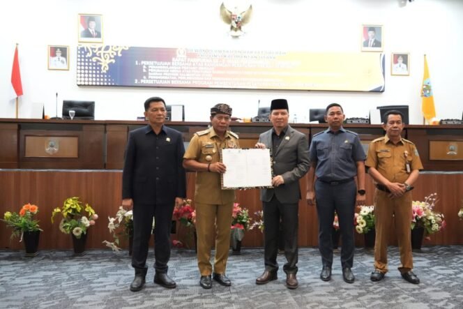 
					Gubernur Kaltara Zainal Arifin bersama sejumlah Anggota DPRD Kaltara dalam agenda persetujuan Ranperda dan Propemperda Kaltara 2025,