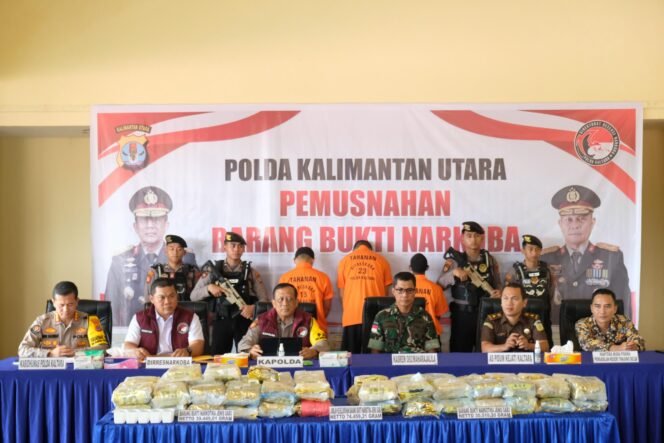 
					Pers rilis pemusnahan 74,9 Kg sabu sabu milik 3 warga Tarakan, di Polda Kaltara, Kamis (5/12/2024).
