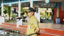 Asisten Bidang Pemerintahan dan Kesejahteraan Rakyat Sekretariat Daerah (Setda) Provinsi Kalimantan Utara (Kaltara), H. Datu Iqro Ramadhan, S.Sos., M.Si., memimpin apel pagi di lingkup Pemprov Kaltara, Senin (30/12/2024).